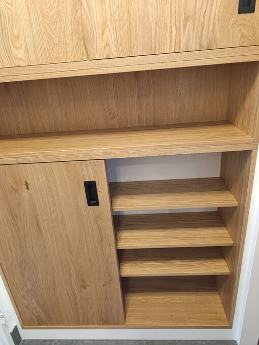 Badezimmerschrank mit viel Stauraum - Wildeiche furniert, matt lackiert, Griffe schwarz