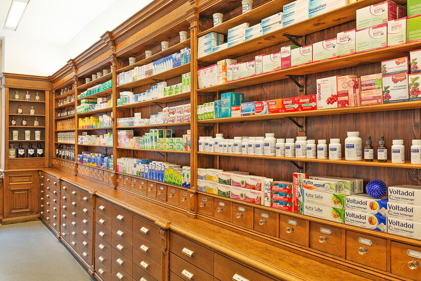 Restauration der Holzmöbel - Apotheke Ulrichsplatz Wien