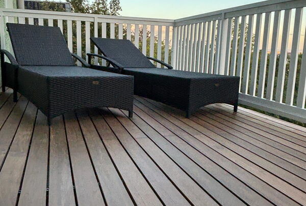 Holzterrasse mit Thermoesche-Dielen