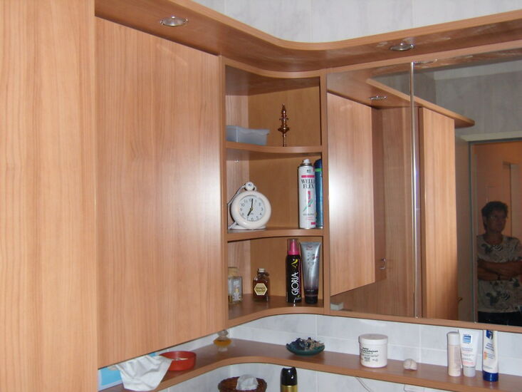 Badezimmer - Stauraumlösung mit abgerundeten Design