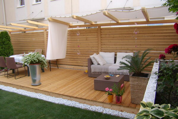Holzterrassen bauen - Holzterrasse mit Sichtschutz