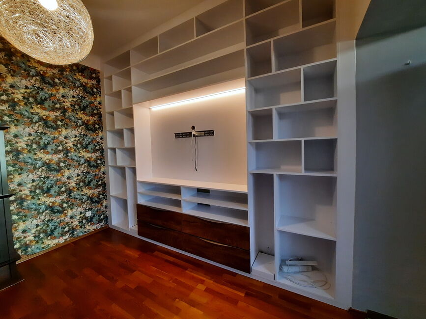 Stauraumschrank und TV-Schrank montiert