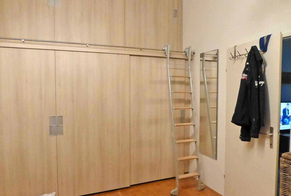 Professionelle Stauraumlösung aus Akazienholz