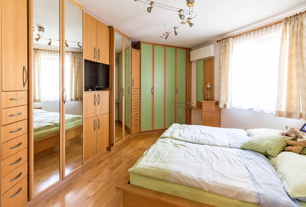 Schlafzimmer mit Stauraum und schrägen Wänden