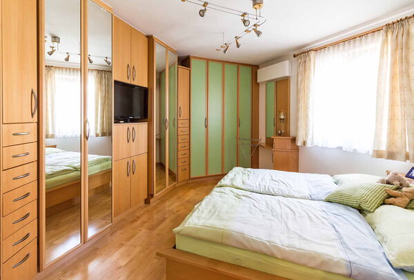 Schlafzimmer mit Stauraum und schrägen Wänden