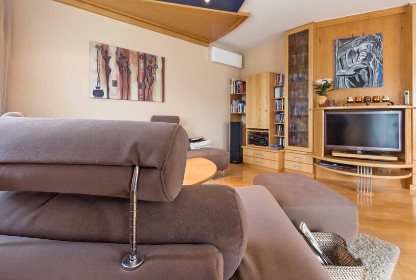wohnzimmer-wandverbau-aus-holz
