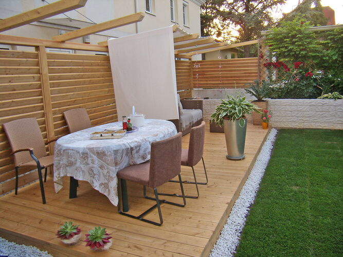Lärchenholzterrasse mit Sichtschutz