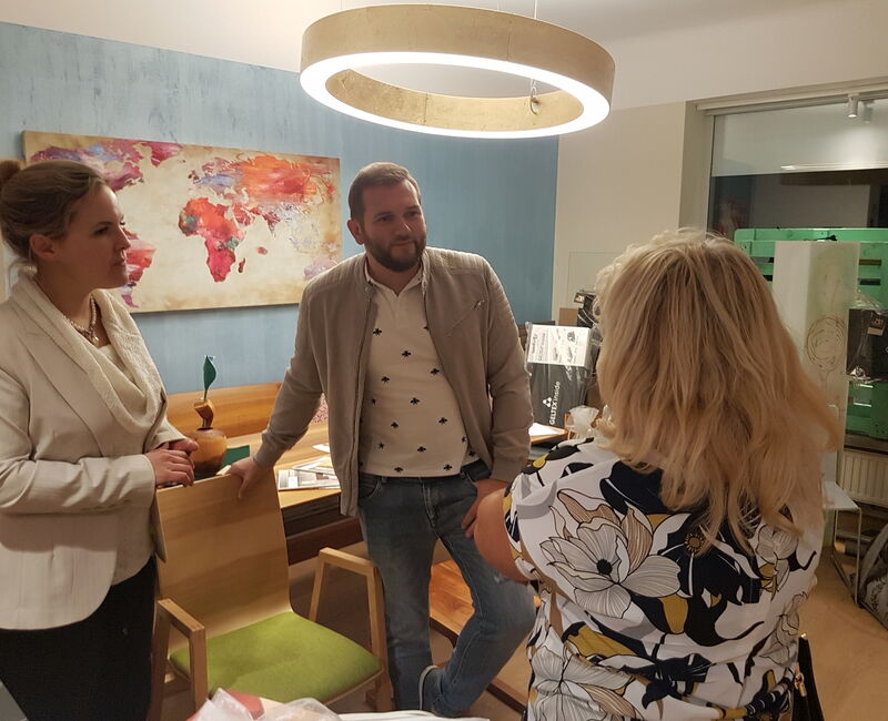 lockere_Atmosphaere_nach_dem_Vortrag