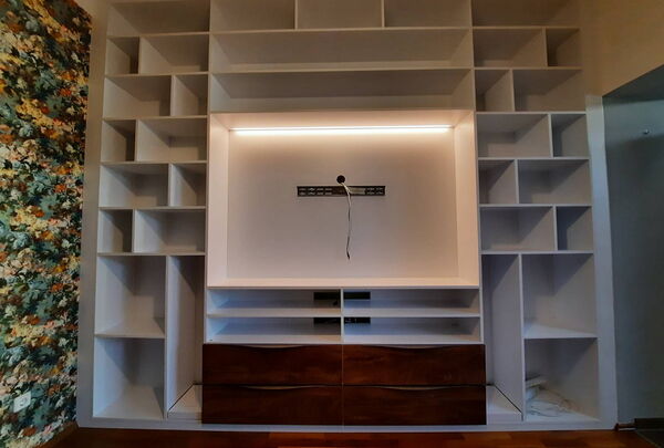 Stauraum und TV-Schrank im Wohnzimmer