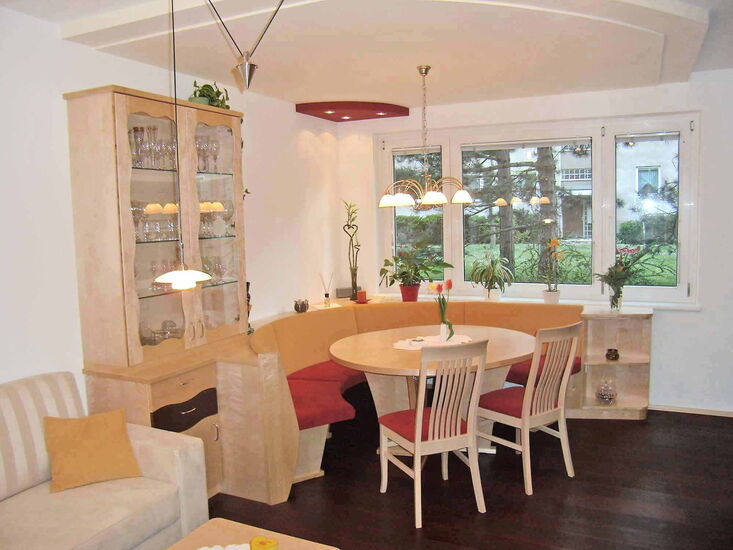 wohnzimmer-sitzecke-mit-schrankverbau-integriert-birke
