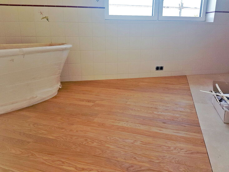 Badewanne_freistehend_auf_Trapa_Parkett