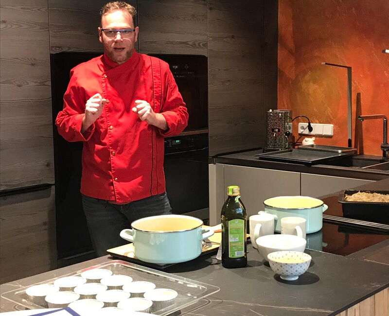 Roman kocht und scherzt beim Live Cooking Event bei Wohnen & Holz