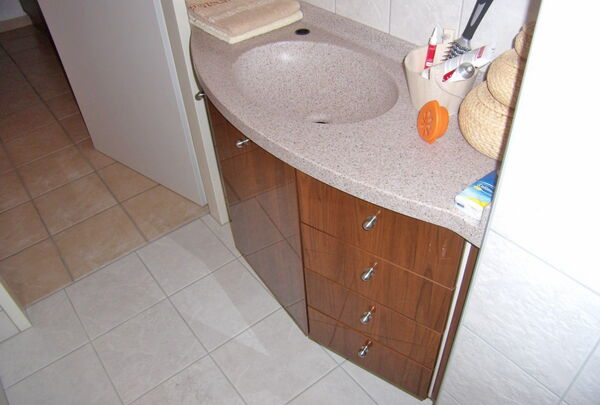 Gästebad mit Corian und Hochglanz