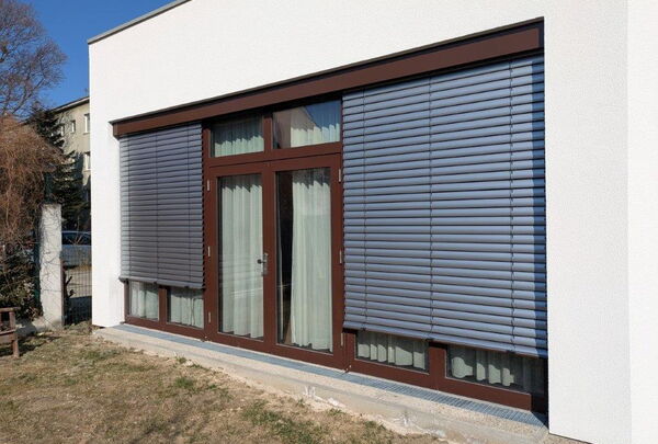 Neues Holz-Alu-Portal samt Sonnenschutz