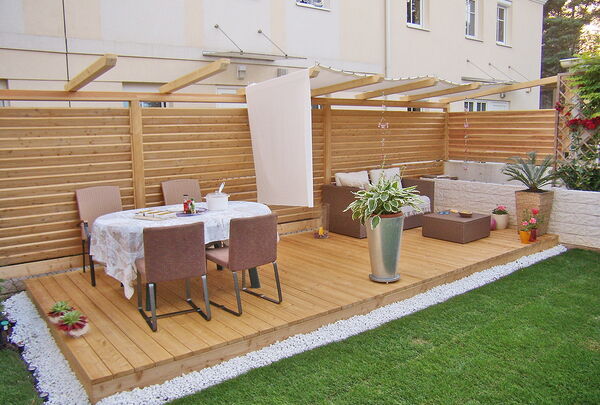 Holzterrasse aus Lärche mit Sichtschutz