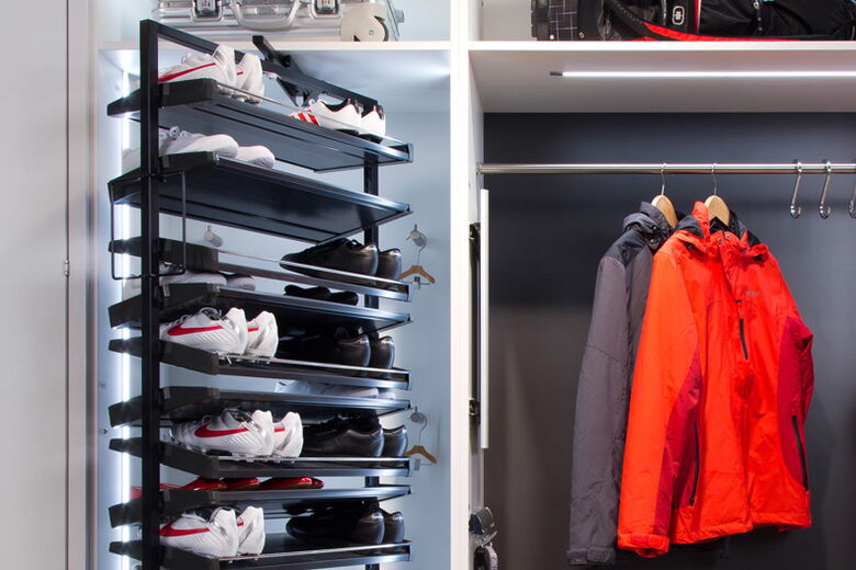 Schuhschrankauszug für bis zu 50 Paar Schuhe, effizienter Stauraum im Ankleidezimmer.