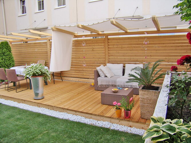 Terrasse aus Lärchenholz mit Sichtschutz