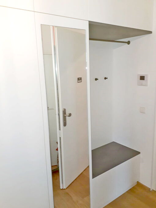 Vorzimmermöbel mit Sitzbank und Vorzimmerschrank