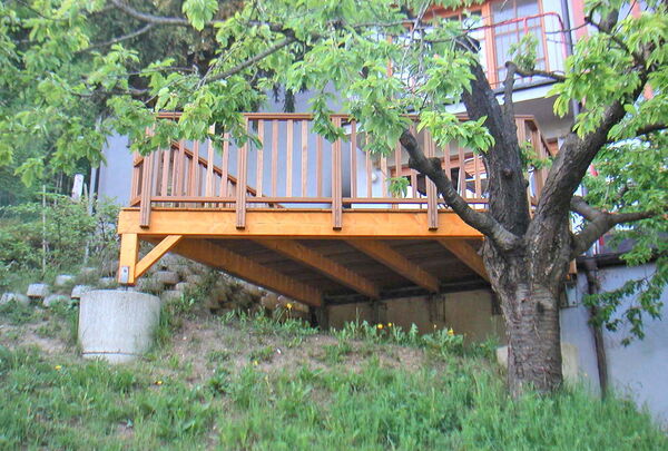 Holzterrasse mit Unterkonstruktion in Hanglage