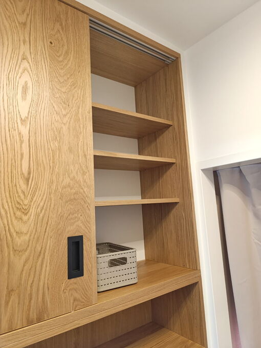 Badezimmereinrichtung - Schrank mit verschiebbaren Türen
