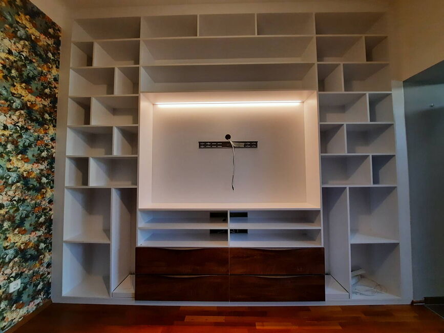 Stauraum und TV-Schrank im Wohnzimmer