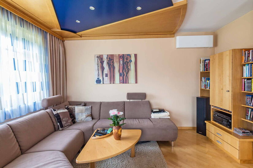 wohnzimmer-klassisch-deckenverbau