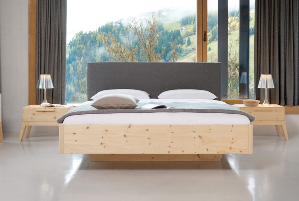 Zirbenbett-Massivholzbett-Gardena-Kopfteil-mit-Lodenstoff