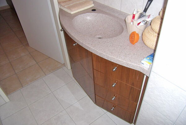 Gästebad mit Corian und Hochglanz