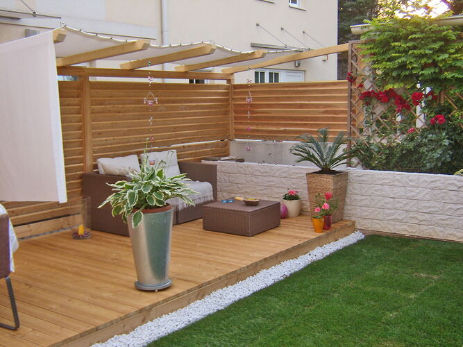 Terrasse aus Lärchenholz mit Sichtschutz