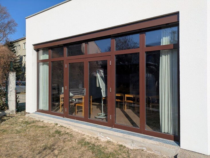 Holz-Alu Fenster-Türen - Portal mit Sonnenschutz