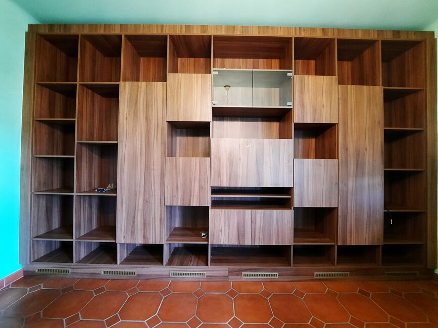 alter Schrank - davor