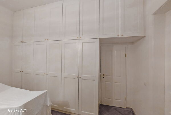 Schlafzimmerverbau mit Türdurchgang