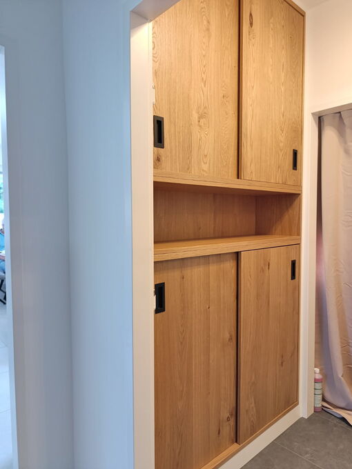 Schrank im Badezimmer aus Eiche furniert, matt lackiert