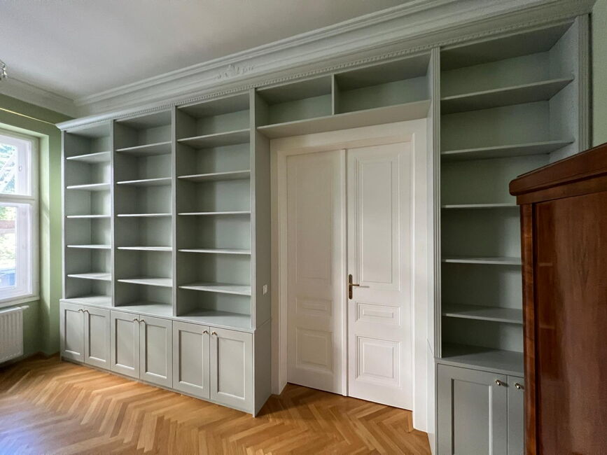 Bücherwand mit Durchgangstüre