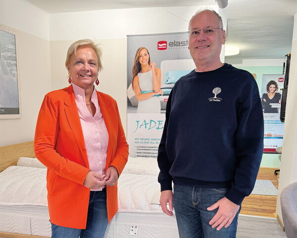 Bürgermeisterin Andrea Kö und Inhaber Michael Winkler bei der Eröffnung des Schlafstudios in der Wiener Gasse 59 in Perchtoldsdorf