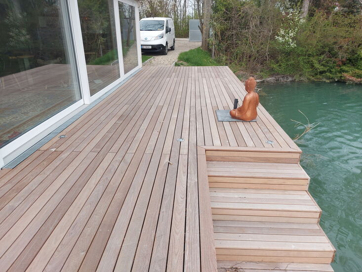 Badesteg-IPE-Holzterrasse-widerstandsfähig-langlebig