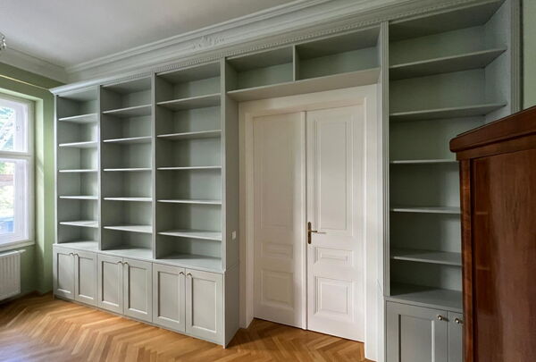 Bücherwand mit Durchgangstüre