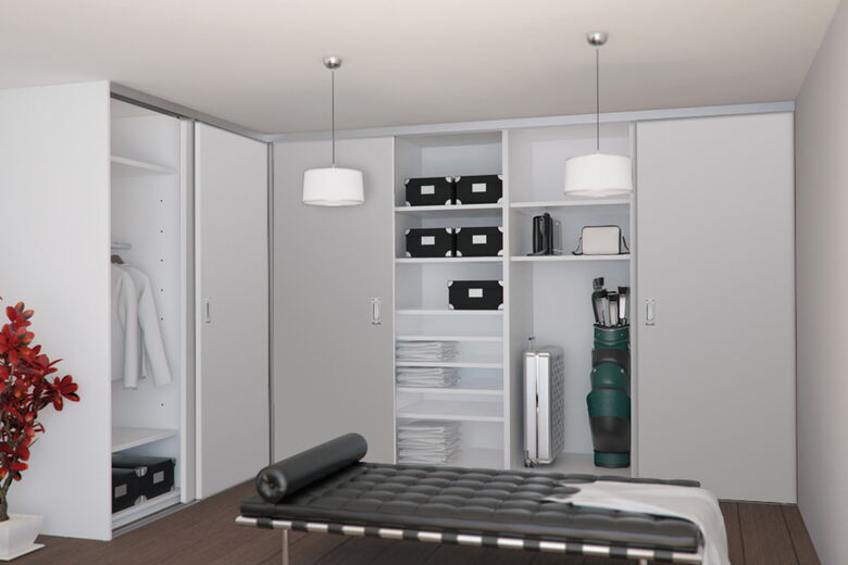 Begehbarer Kleiderschrank mit Holzschiebetüren und vertieften Griffen, praktische Raumtrennung, Tischlermaßanfertigung.